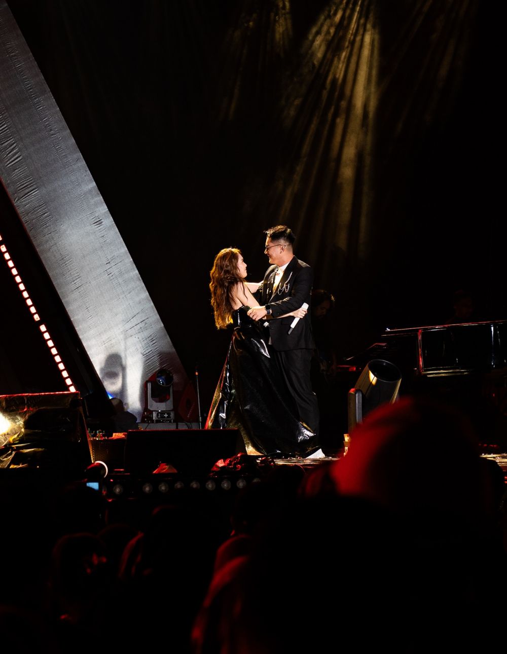 Heboh aksi panggung Ayu Ting Ting saat duet dengan Boy William, intip 7 potretnya yang bikin histeris