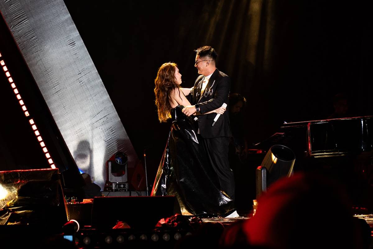 Heboh aksi panggung Ayu Ting Ting saat duet dengan Boy William, intip 7 potretnya yang bikin histeris