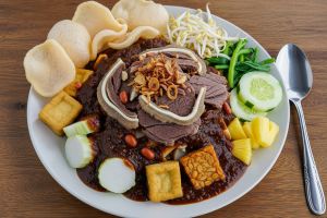 Bukan sekadar petis, ini rahasia resep bumbu rujak cingur asli Surabaya yang gurih & medok