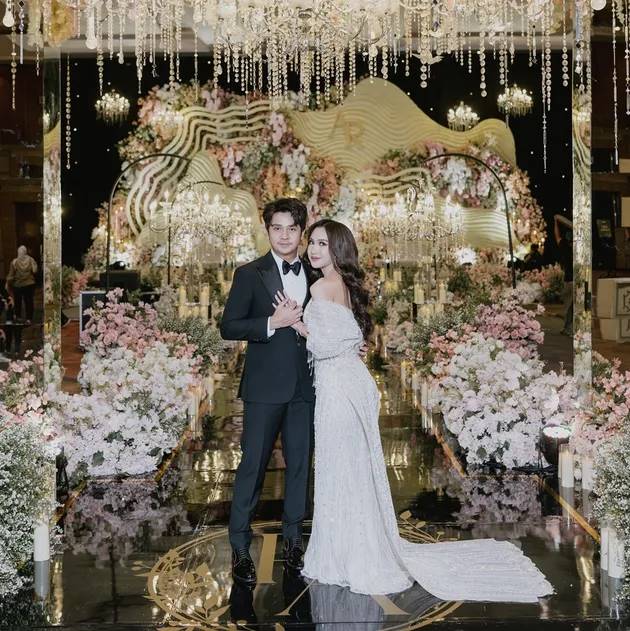8 Potret resepsi pernikahan Arbani Yasiz dan Raissa Ramadhani, tampilkan konsep Italian Wedding Cake