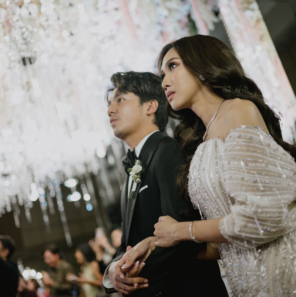 8 Potret resepsi pernikahan Arbani Yasiz dan Raissa Ramadhani, tampilkan konsep Italian Wedding Cake