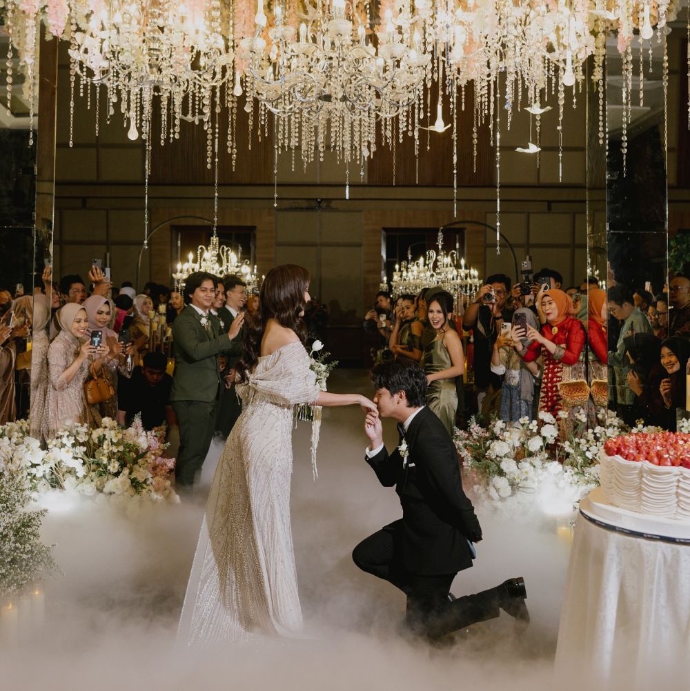 8 Potret resepsi pernikahan Arbani Yasiz dan Raissa Ramadhani, tampilkan konsep Italian Wedding Cake