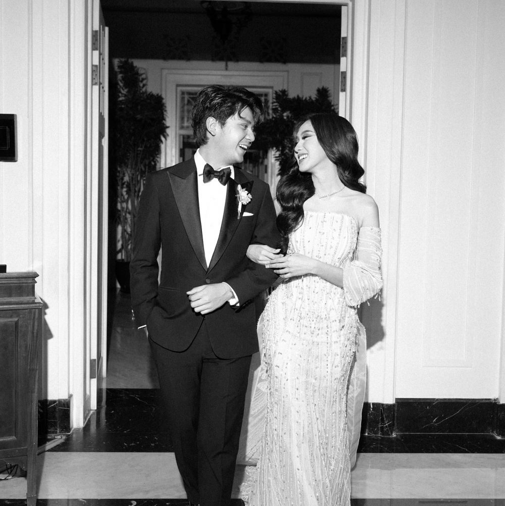 8 Potret resepsi pernikahan Arbani Yasiz dan Raissa Ramadhani, tampilkan konsep Italian Wedding Cake