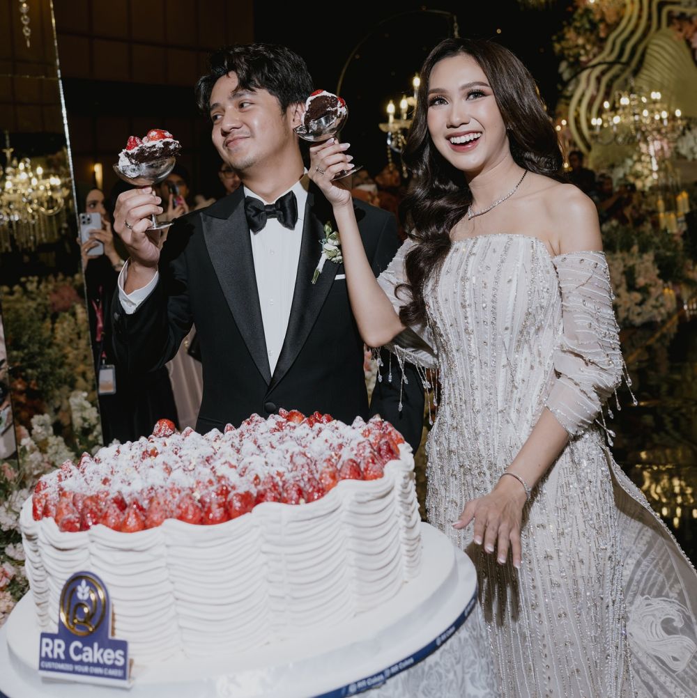 8 Potret resepsi pernikahan Arbani Yasiz dan Raissa Ramadhani, tampilkan konsep Italian Wedding Cake