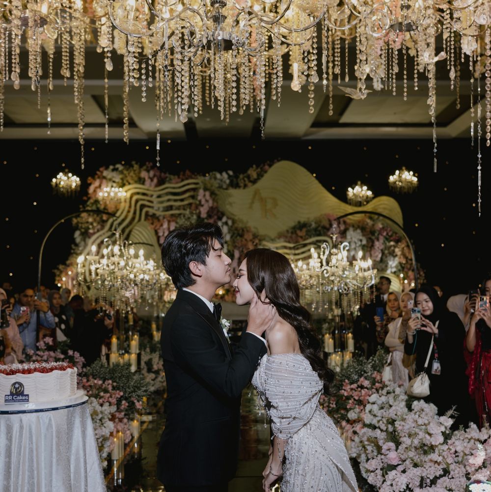 8 Potret resepsi pernikahan Arbani Yasiz dan Raissa Ramadhani, tampilkan konsep Italian Wedding Cake