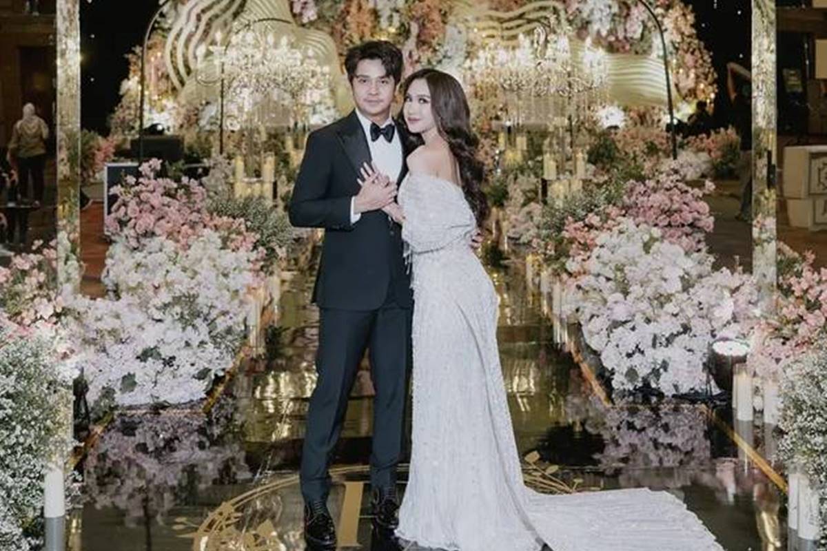 8 Potret resepsi pernikahan Arbani Yasiz dan Raissa Ramadhani, tampilkan konsep Italian Wedding Cake