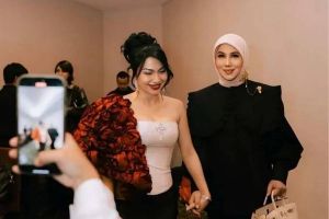 7 Potret Marini Zumarnis hadiri premiere film Ariel Tatum, gandeng pacar putranya dengan sayang