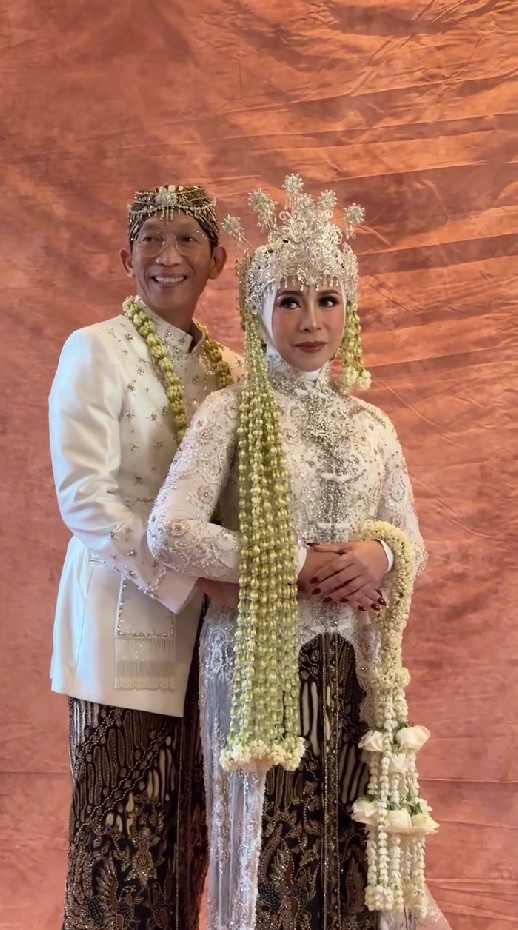 Anniversary ke-30 tahun, Melly Goeslaw dan Anto Hoed 'nikah' lagi, ini 9 potretnya