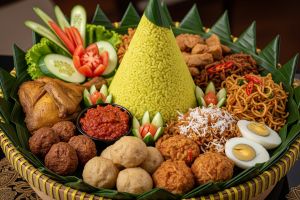 Rayakan 17 Agustus tanpa ribet! Rahasia resep bikin nasi tumpeng dengan rice cooker komplet lauk pauk