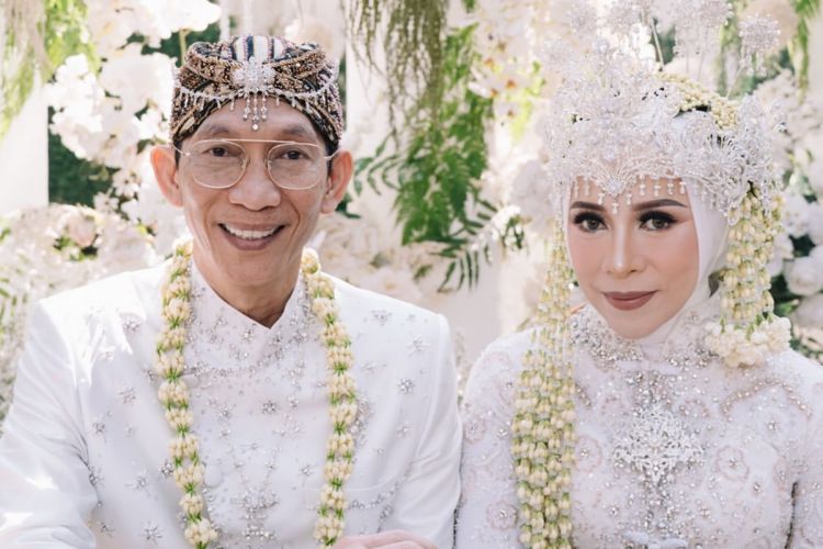 Tampil flawless, 7 detail glam makeup Melly Goeslaw di wedding anniversary ke-30 ini bikin pangling