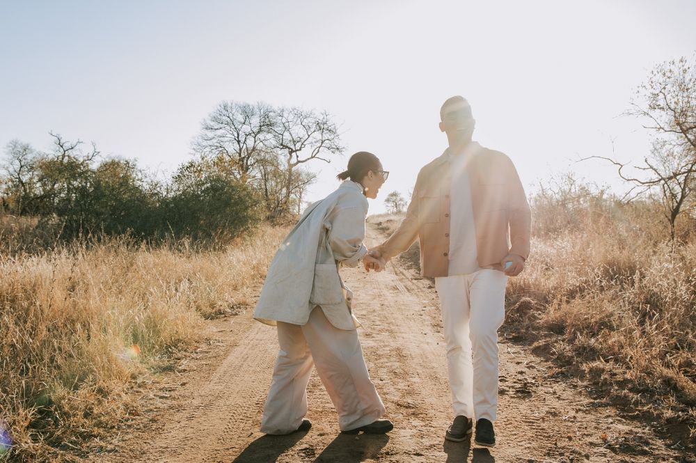 Darma Mangkuluhur anak Tommy Soeharto lamar kekasih di Savana Afrika, 7 momennya unik banget