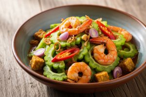 Bukan cuma diremas garam! Ini 5 trik rahasia bikin tumis pare hijau dan renyah, anti pahit