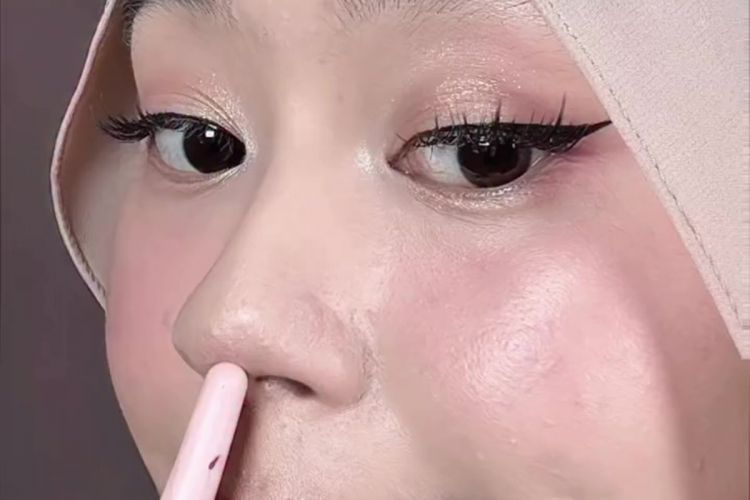 Tak perlu diberi foundation lagi, ini trik praktis atasi makeup patchy dan cakey di cuping hidung