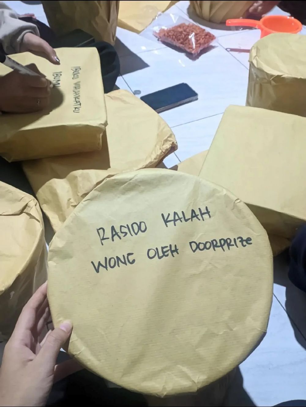9 Tulisan lucu di bingkisan 17-an ini berasa kayak lagi dicurhatin panitia, ada yang bikin baper