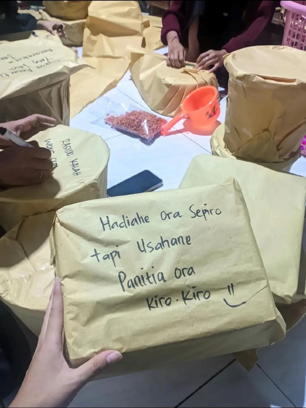 9 Tulisan lucu di bingkisan 17-an ini berasa kayak lagi dicurhatin panitia, ada yang bikin baper