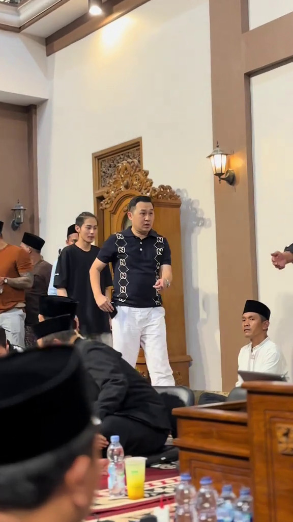 9 Momen DJ Panda ikuti pengajian Gus Iqdam, interaksinya bareng jamaah jadi sorotan 