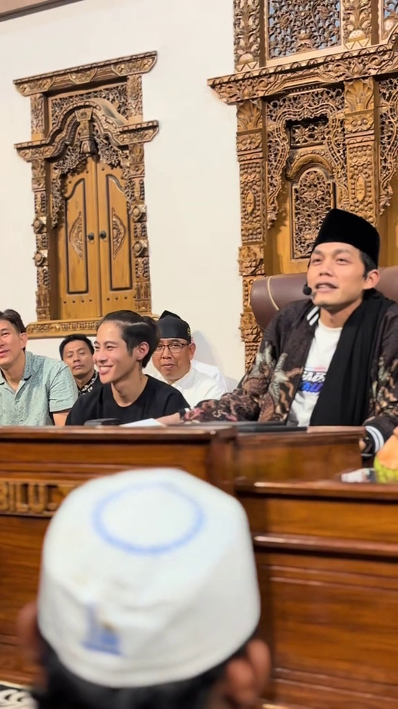 9 Momen DJ Panda ikuti pengajian Gus Iqdam, interaksinya bareng jamaah jadi sorotan 