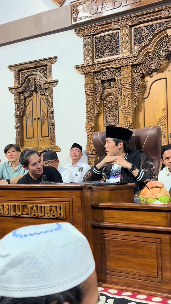 9 Momen DJ Panda ikuti pengajian Gus Iqdam, interaksinya bareng jamaah jadi sorotan 