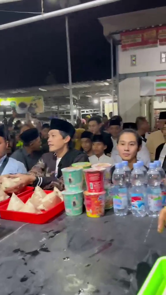 9 Momen DJ Panda ikuti pengajian Gus Iqdam, interaksinya bareng jamaah jadi sorotan 