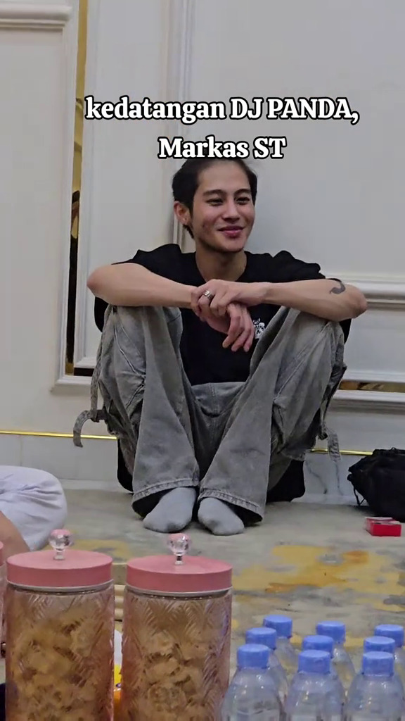 9 Momen DJ Panda ikuti pengajian Gus Iqdam, interaksinya bareng jamaah jadi sorotan 