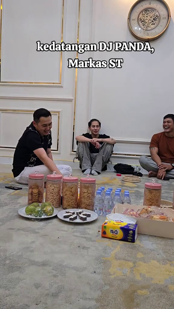 9 Momen DJ Panda ikuti pengajian Gus Iqdam, interaksinya bareng jamaah jadi sorotan 