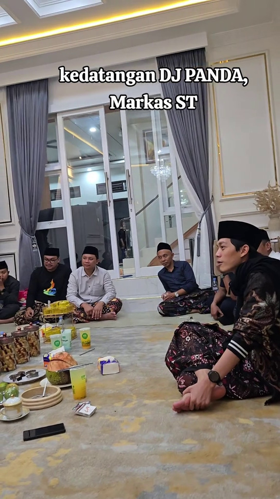 9 Momen DJ Panda ikuti pengajian Gus Iqdam, interaksinya bareng jamaah jadi sorotan 