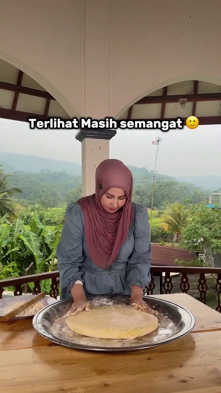 9 Momen apes Tasyi Athasyia saat bikin donat raksasa, 2 jam ngulen endingnya malah bikin kesal