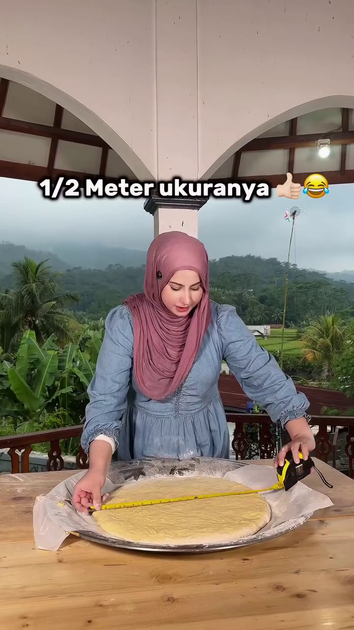 9 Momen apes Tasyi Athasyia saat bikin donat raksasa, 2 jam ngulen endingnya malah bikin kesal