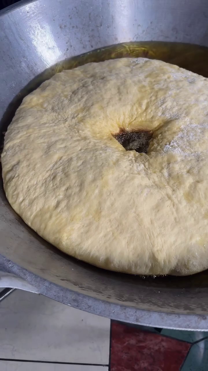 9 Momen apes Tasyi Athasyia saat bikin donat raksasa, 2 jam ngulen endingnya malah bikin kesal