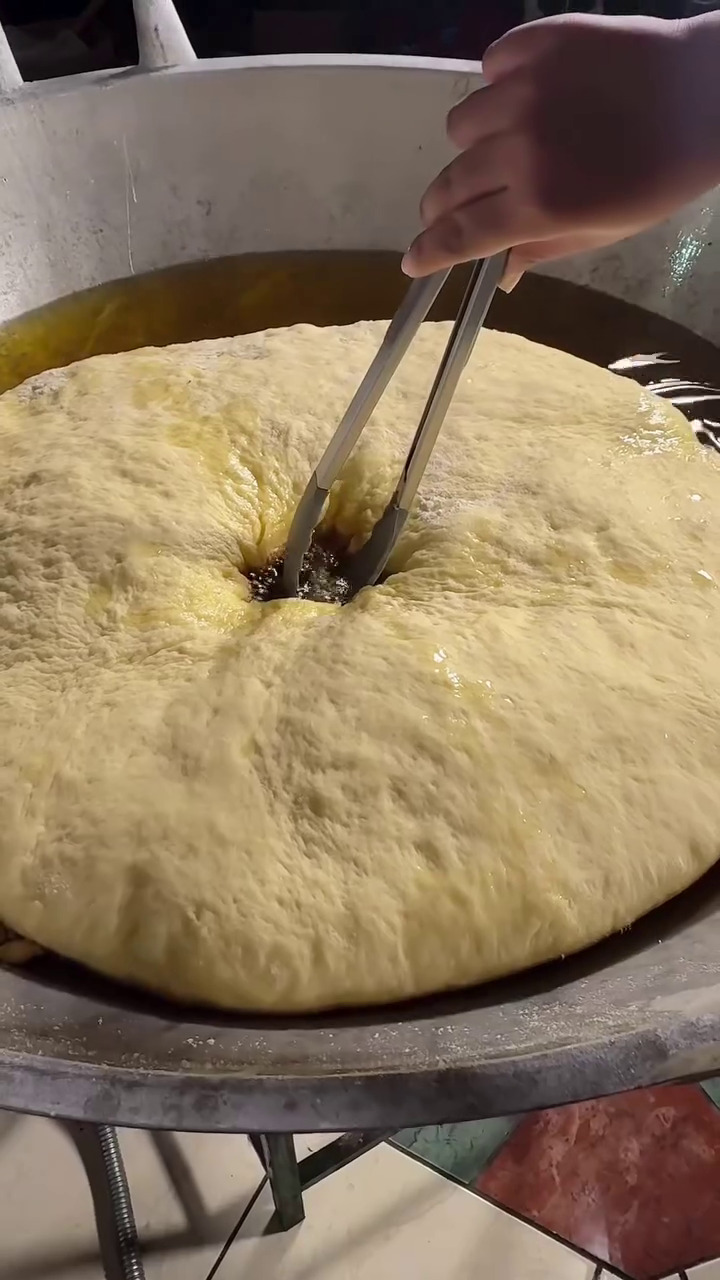 9 Momen apes Tasyi Athasyia saat bikin donat raksasa, 2 jam ngulen endingnya malah bikin kesal