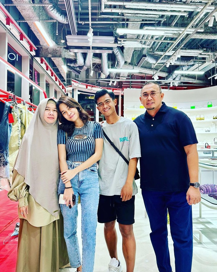 5 Kronologi kakak Bigmo dilaporkan polisi usai fitnah Azizah Salsha, ibu rela cium kaki Andre Rosiade