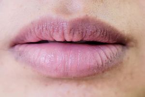 Ingin punya bibir lembap dan pink alami? Ini cara mendapatkannya pakai scrub dari bahan alami