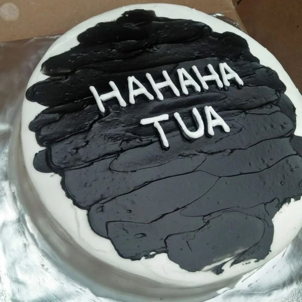 Karena 'happy birthday' terlalu mainstream, 9 potret lucu ucapan ultah di kue ini bikin senyum jahil