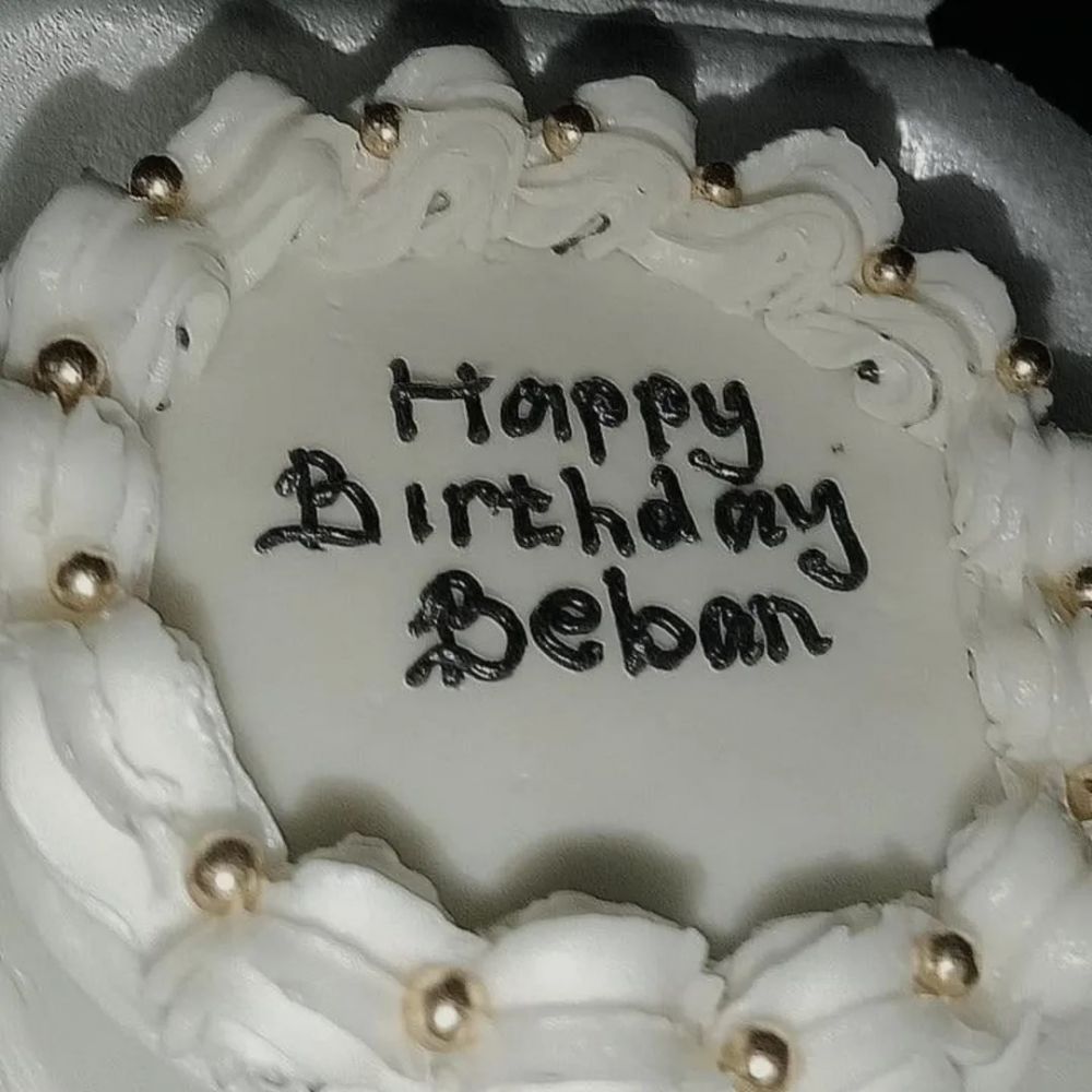 Karena 'happy birthday' terlalu mainstream, 9 potret lucu ucapan ultah di kue ini bikin senyum jahil