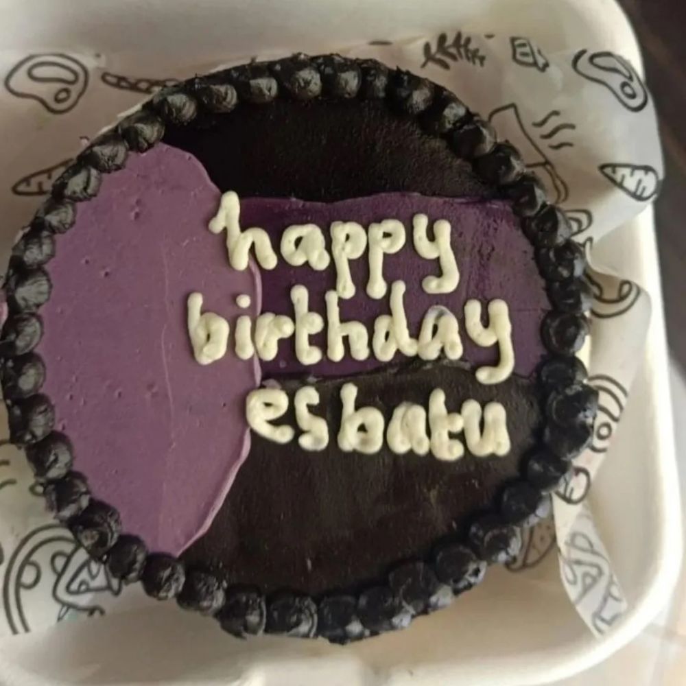Karena 'happy birthday' terlalu mainstream, 9 potret lucu ucapan ultah di kue ini bikin senyum jahil