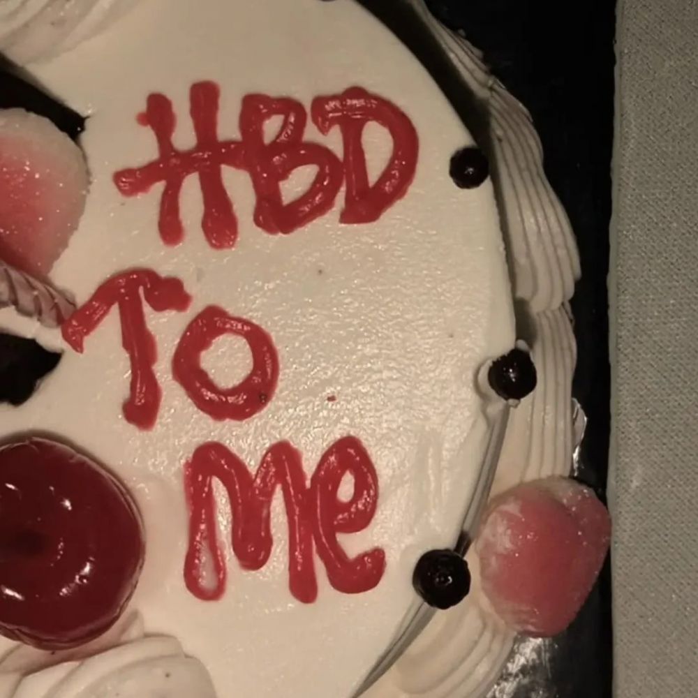 Karena 'happy birthday' terlalu mainstream, 9 potret lucu ucapan ultah di kue ini bikin senyum jahil