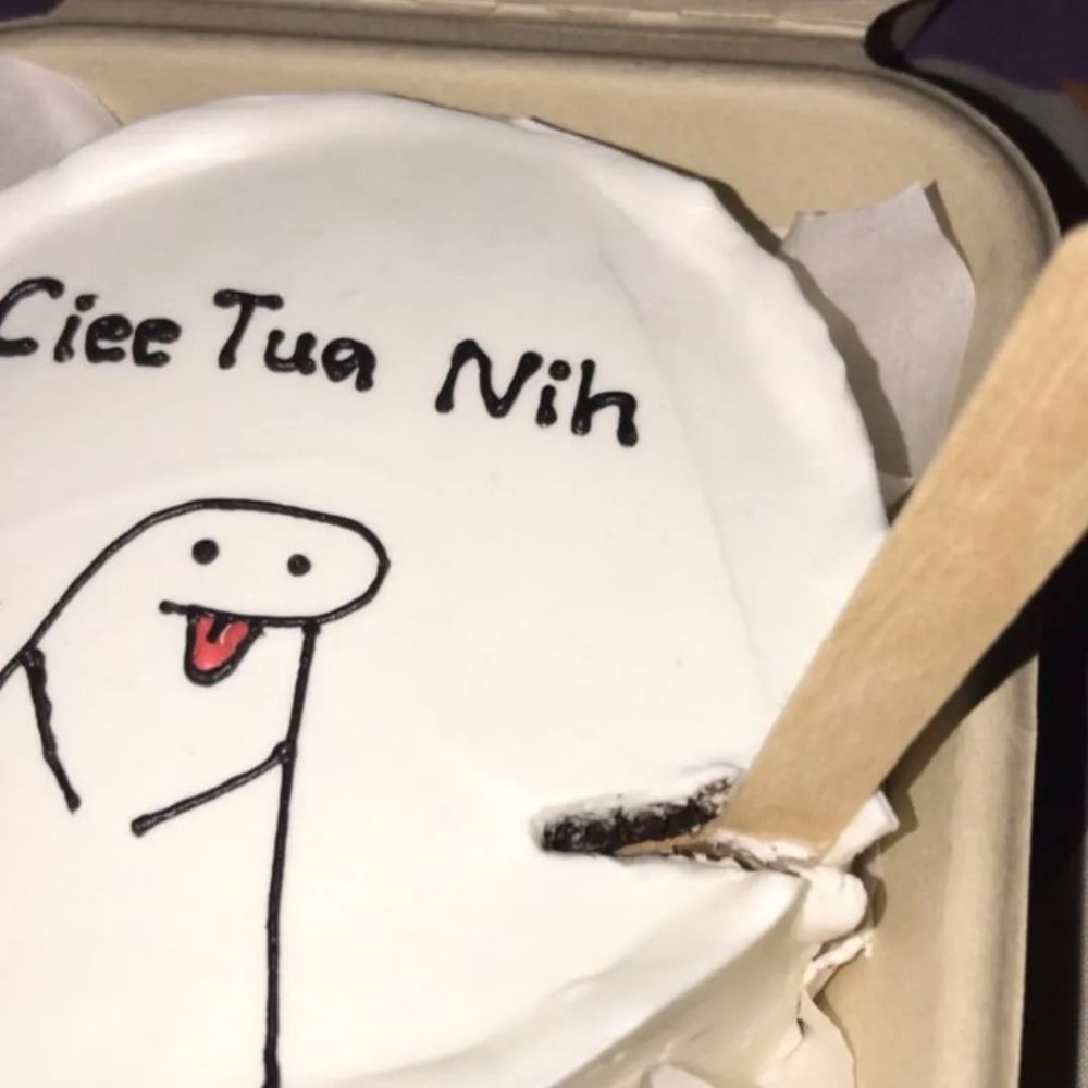 Karena 'happy birthday' terlalu mainstream, 9 potret lucu ucapan ultah di kue ini bikin senyum jahil