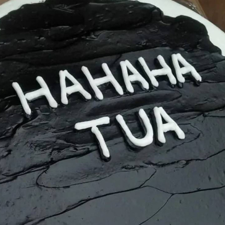 Karena 'happy birthday' terlalu mainstream, 9 potret lucu ucapan ultah di kue ini bikin senyum jahil