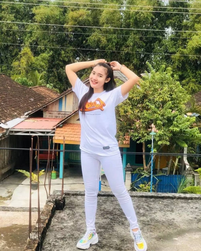 Selalu tampil glamor di atas panggung, ternyata kayak gini gaya sederhana 9 biduan koplo di keseharian