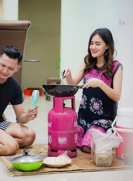 Selalu tampil glamor di atas panggung, ternyata kayak gini gaya sederhana 9 biduan koplo di keseharian