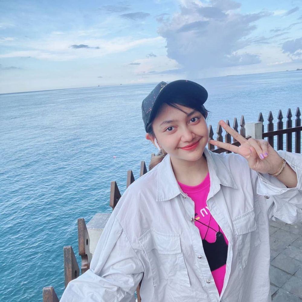 Selalu tampil glamor di atas panggung, ternyata kayak gini gaya sederhana 9 biduan koplo di keseharian