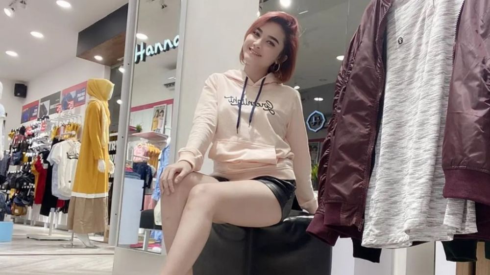 Selalu tampil glamor di atas panggung, ternyata kayak gini gaya sederhana 9 biduan koplo di keseharian