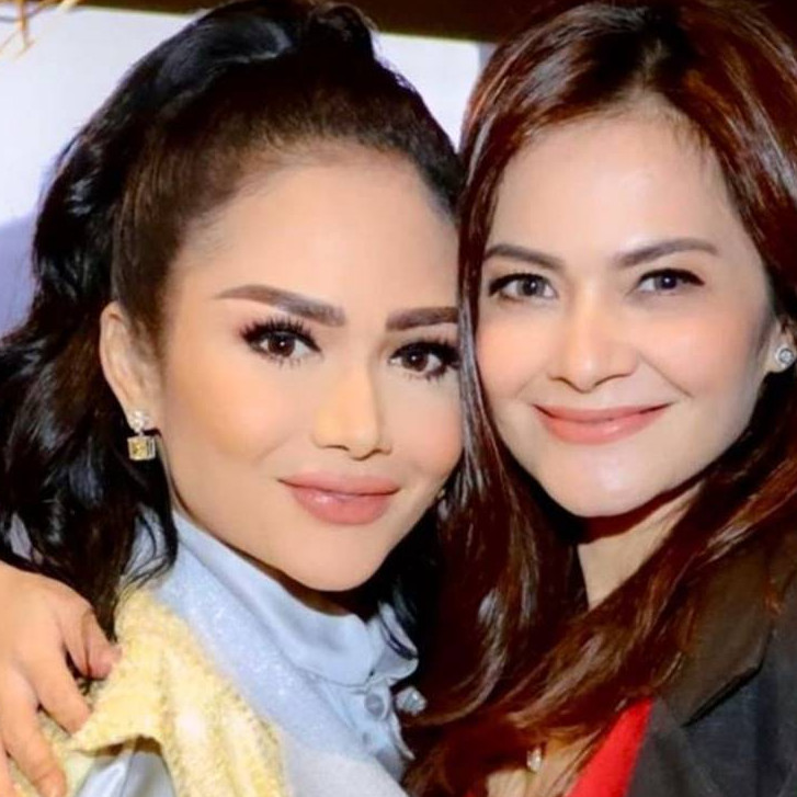 Jadi teman dekat sejak Gadis Sampul, ini 9 adu gaya Cut Tari dan Krisdayanti mejeng di cover majalah