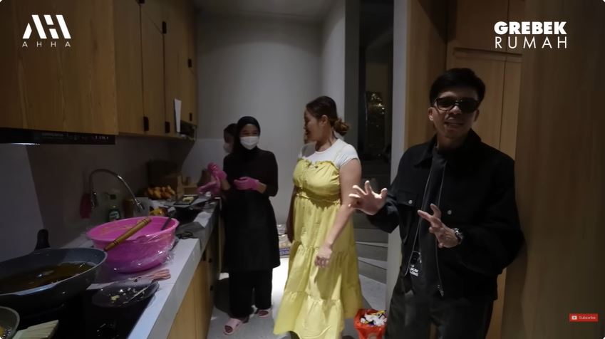Pindah demi menampung lebih banyak karyawan produksi donat, ini 9 potret rumah kontrakan Pinkan Mambo