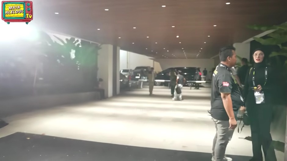 Saling dukung El Rumi tanding tinju, ini 7 potret Mulan Jameela keciduk salaman dengan Maia Estianty