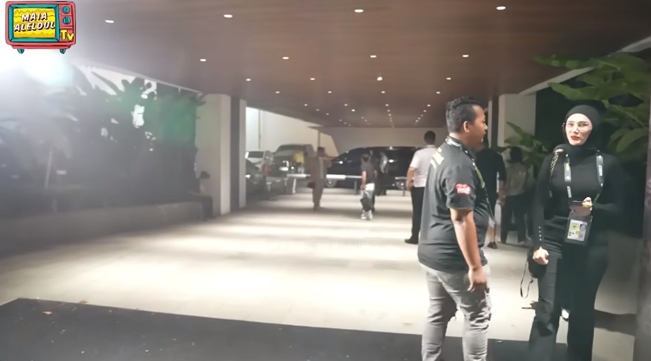 Saling dukung El Rumi tanding tinju, ini 7 potret Mulan Jameela keciduk salaman dengan Maia Estianty