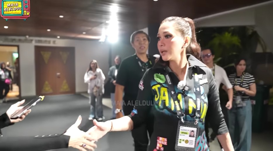 Saling dukung El Rumi tanding tinju, ini 7 potret Mulan Jameela keciduk salaman dengan Maia Estianty