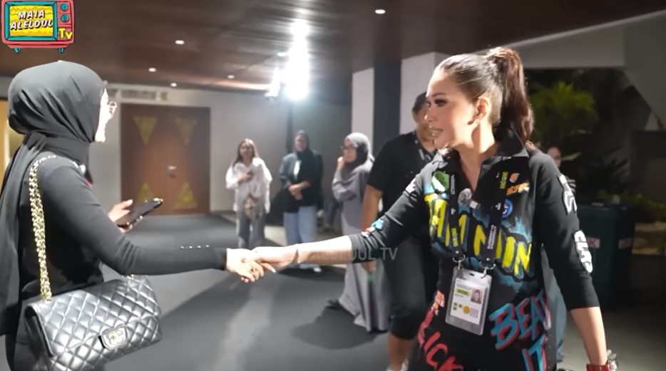 Saling dukung El Rumi tanding tinju, ini 7 potret Mulan Jameela keciduk salaman dengan Maia Estianty