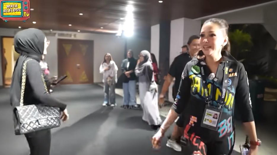 Saling dukung El Rumi tanding tinju, ini 7 potret Mulan Jameela keciduk salaman dengan Maia Estianty