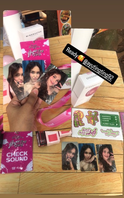 Gelar konser dangdut, Ayu Ting-Ting bagi merchandise photocard, potretnya serasa jadi idol K-pop